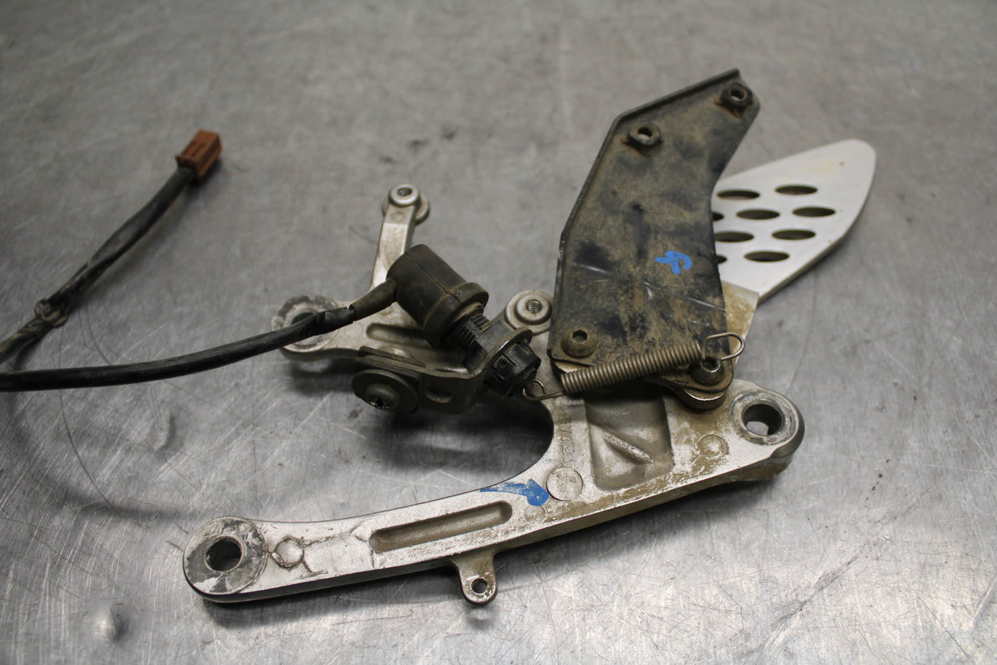 04-05 YAMAHA YZF R1 RIGHT REARSET REAR SET DRIVER FOOT PEG BRACKET MOUNT BB131
