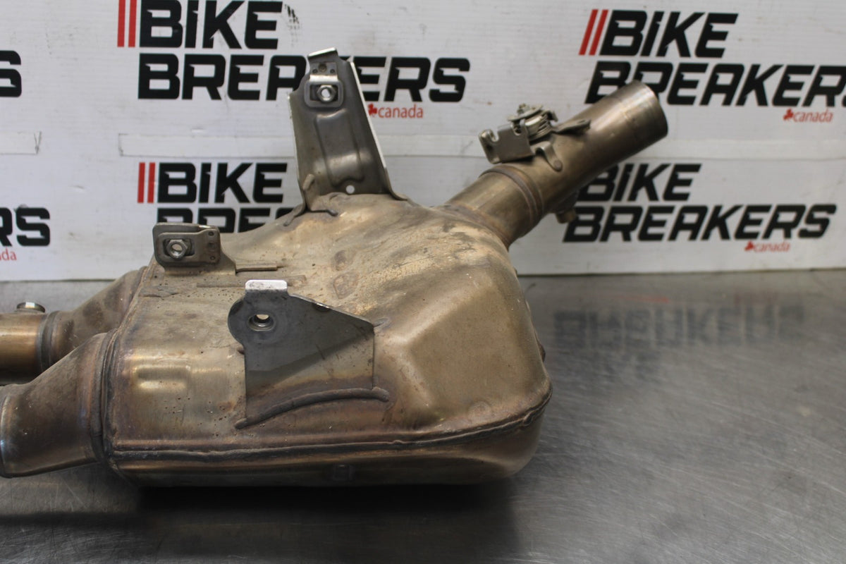 17 YAMAHA FZ10 EXHAUST MIDPIPE MID MIDDLE PIPE BB00