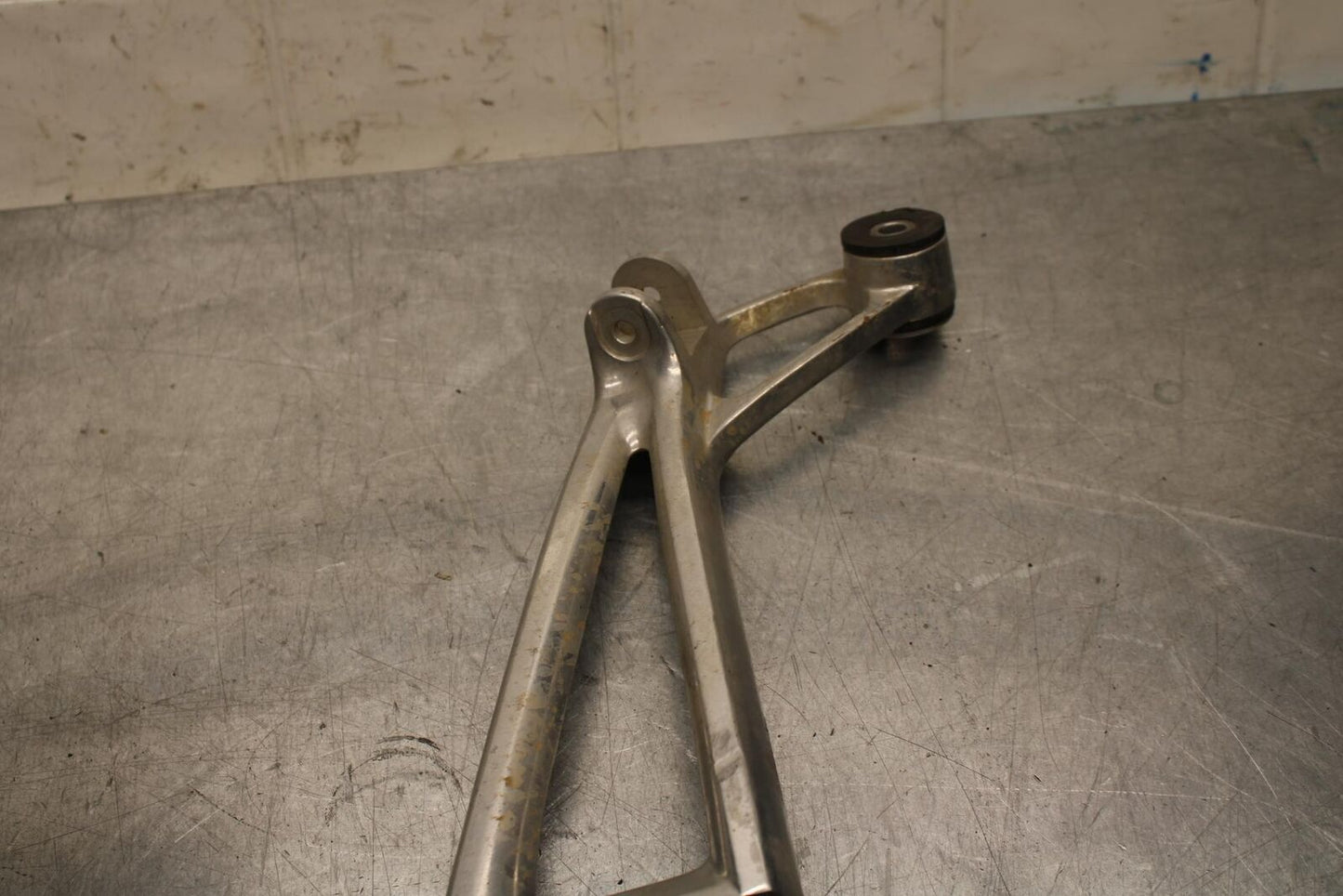 2007 Yamaha YZF R6S RIGHT REAR PASSENGER FOOTPEG MOUNT BB594