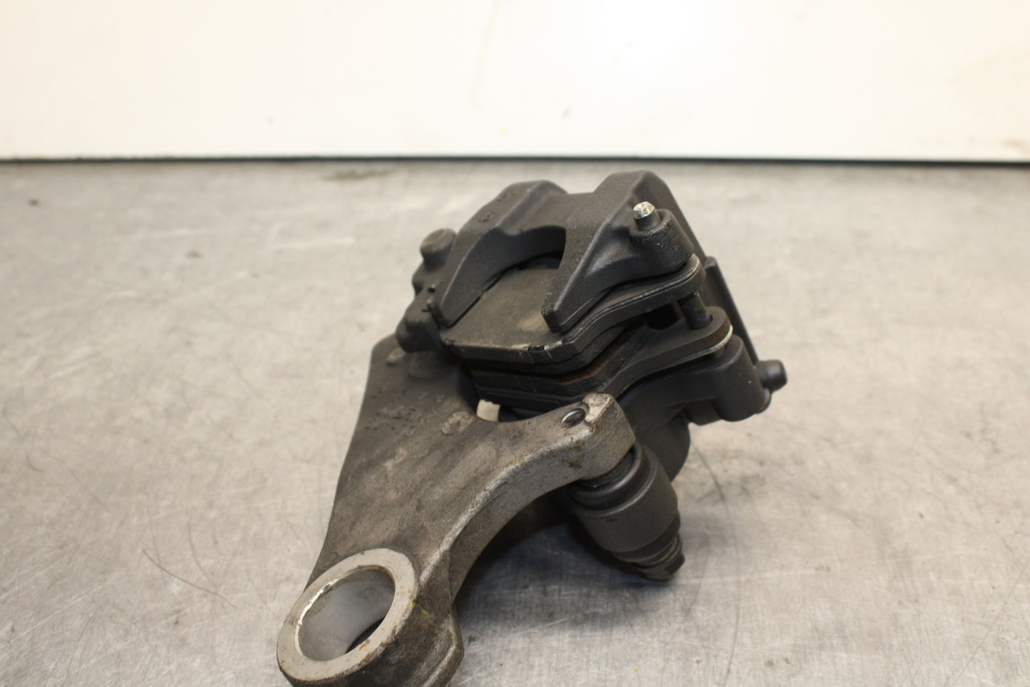 09-14 YAMAHA YZF R1 REAR BACK BRAKE CALIPER W MOUNT BRACKET BB119