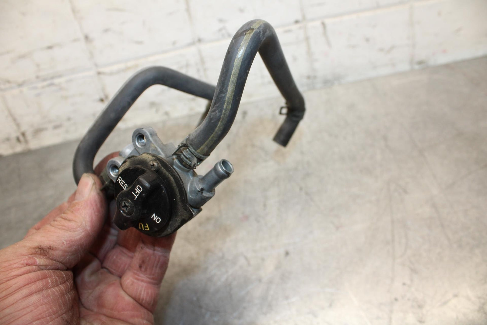 2001 Kawasaki Ninja ZX6 ZX600E FUEL GAS TANK PETCOCK SHUT ON OFF VALVE BB547