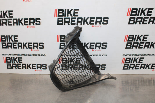 05-06 SUZUKI GSXR1000 FRONT LOWER INNER EXHAUST V FAIRING COWL GUARD BB857