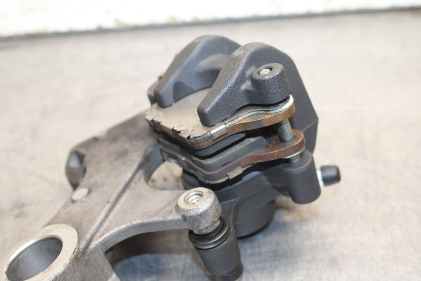 13 SUZUKI GSXR750 REAR BACK BRAKE CALIPER W MOUNT BRACKET BB110