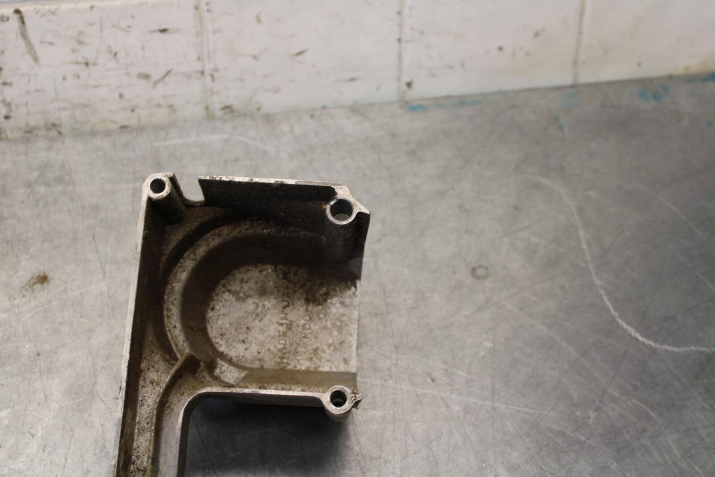 75 SUZUKI GT 550 ENGINE MOTOR OIL PUMP COVER  BB67