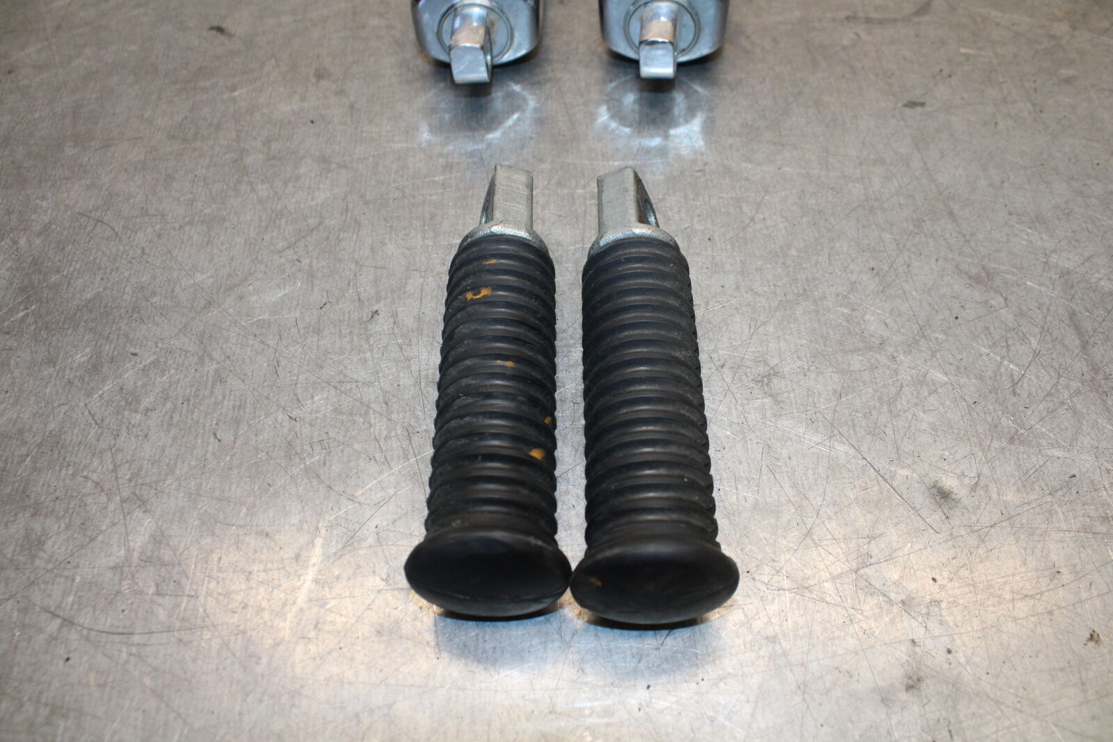 04-16 HARLEY-DAVIDSON SPORTSTER 883 FRONT REAR FOOT RESTS PEGS SET PAIR BB680