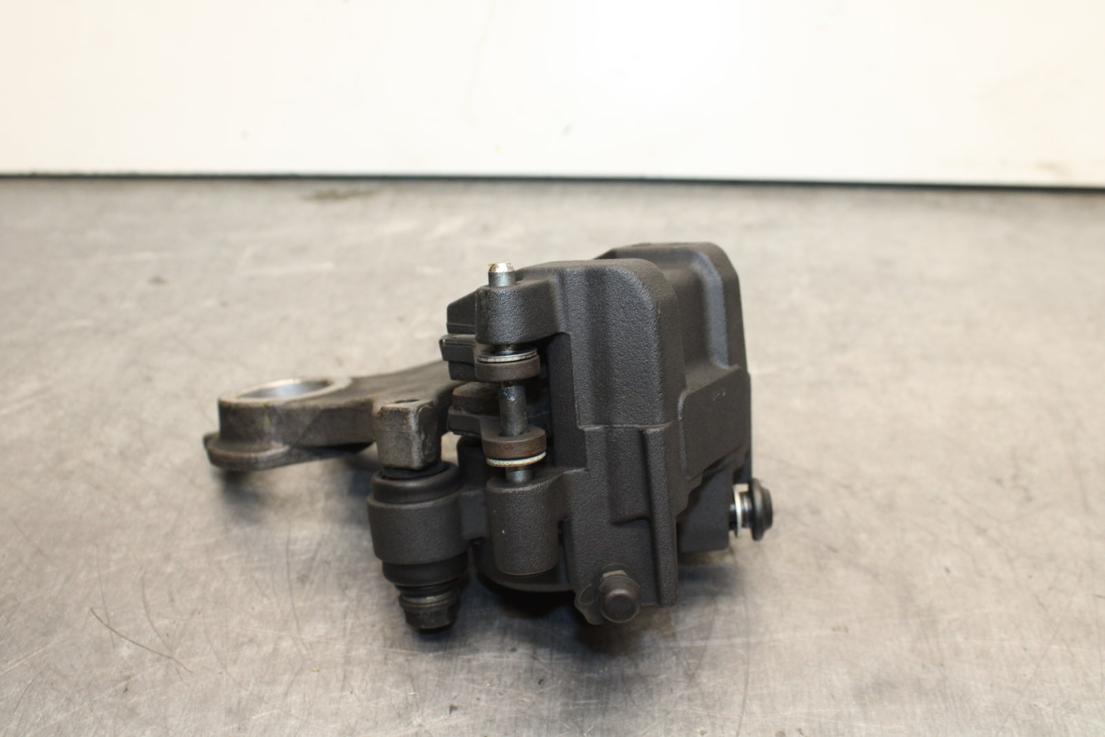 09-14 YAMAHA YZF R1 REAR BACK BRAKE CALIPER W MOUNT BRACKET BB119