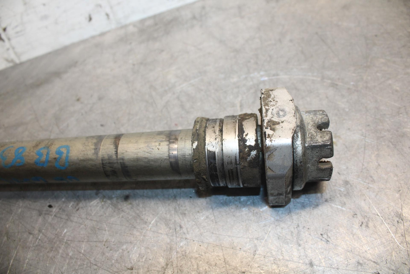 2006 Suzuki GSXR750 REAR AXLE BACK WHEEL RIM PIVOT BOLT AXEL 64711-49G10 BB40