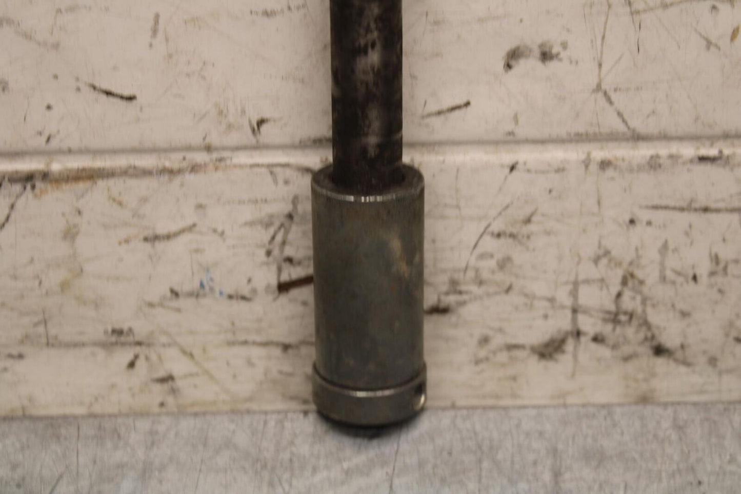 75 SUZUKI GT 550 REAR AXLE BACK WHEEL RIM PIVOT BOLT AXEL BB67