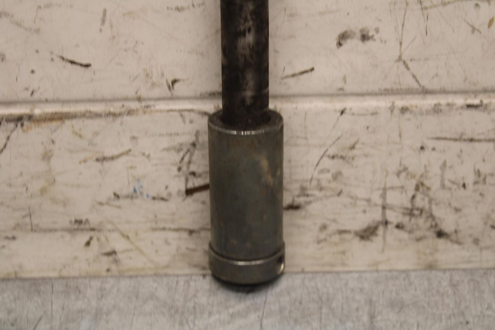 75 SUZUKI GT 550 REAR AXLE BACK WHEEL RIM PIVOT BOLT AXEL BB67