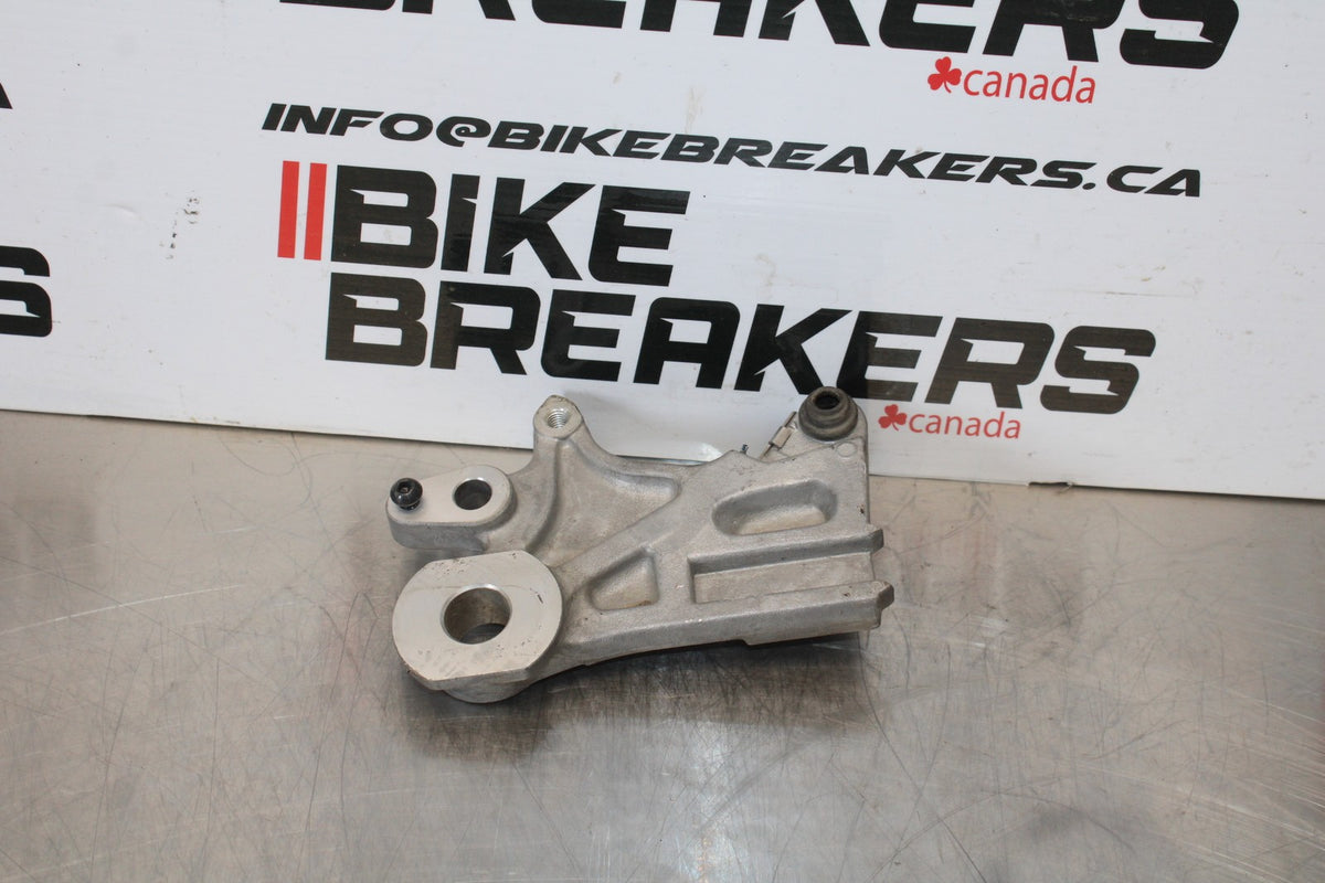 22-25 YAMAHA YZF R7 REAR BRAKE CALIPER HANGER BACK MOUNTING BRACKET BB176