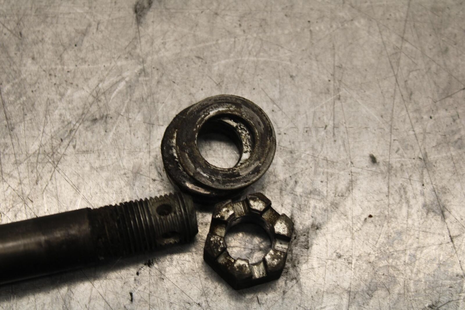75 SUZUKI GT 550 REAR AXLE BACK WHEEL RIM PIVOT BOLT AXEL BB67