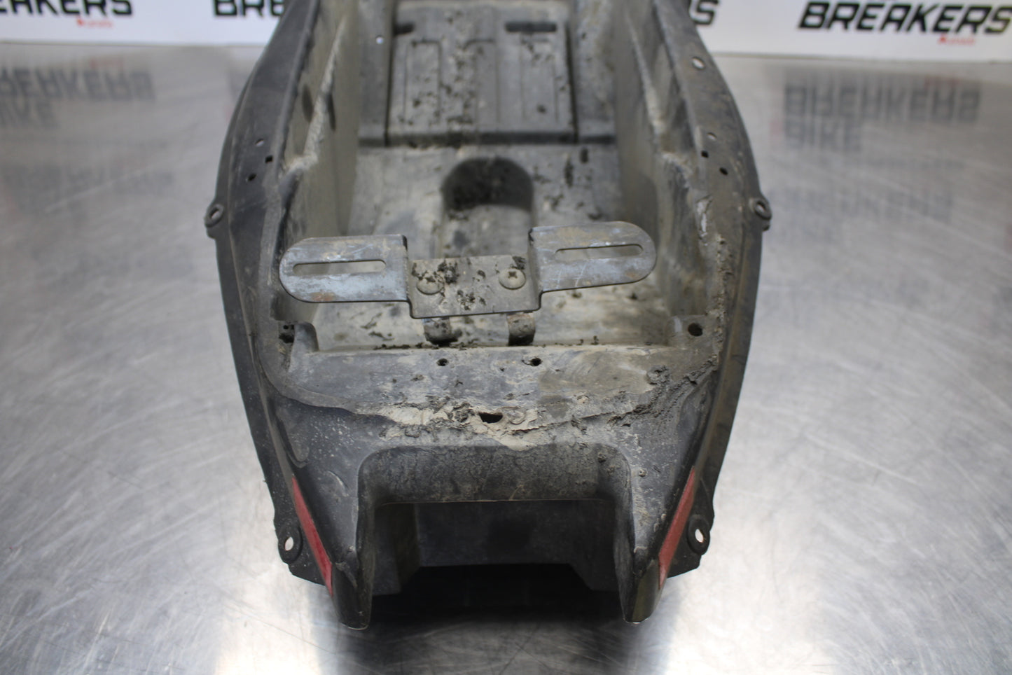 99-07 SUZUKI HAYABUSA GSX1300R REAR TAIL UNDERTAIL BATTERY TRAY PLASTIC BB281