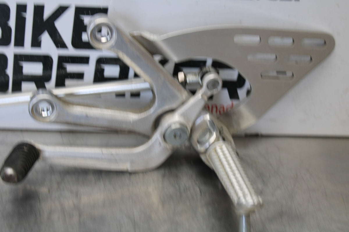 08-09 YAMAHA YZF R6S LEFT REARSET REAR SET DRIVER FOOT PEG REST STOP BB690