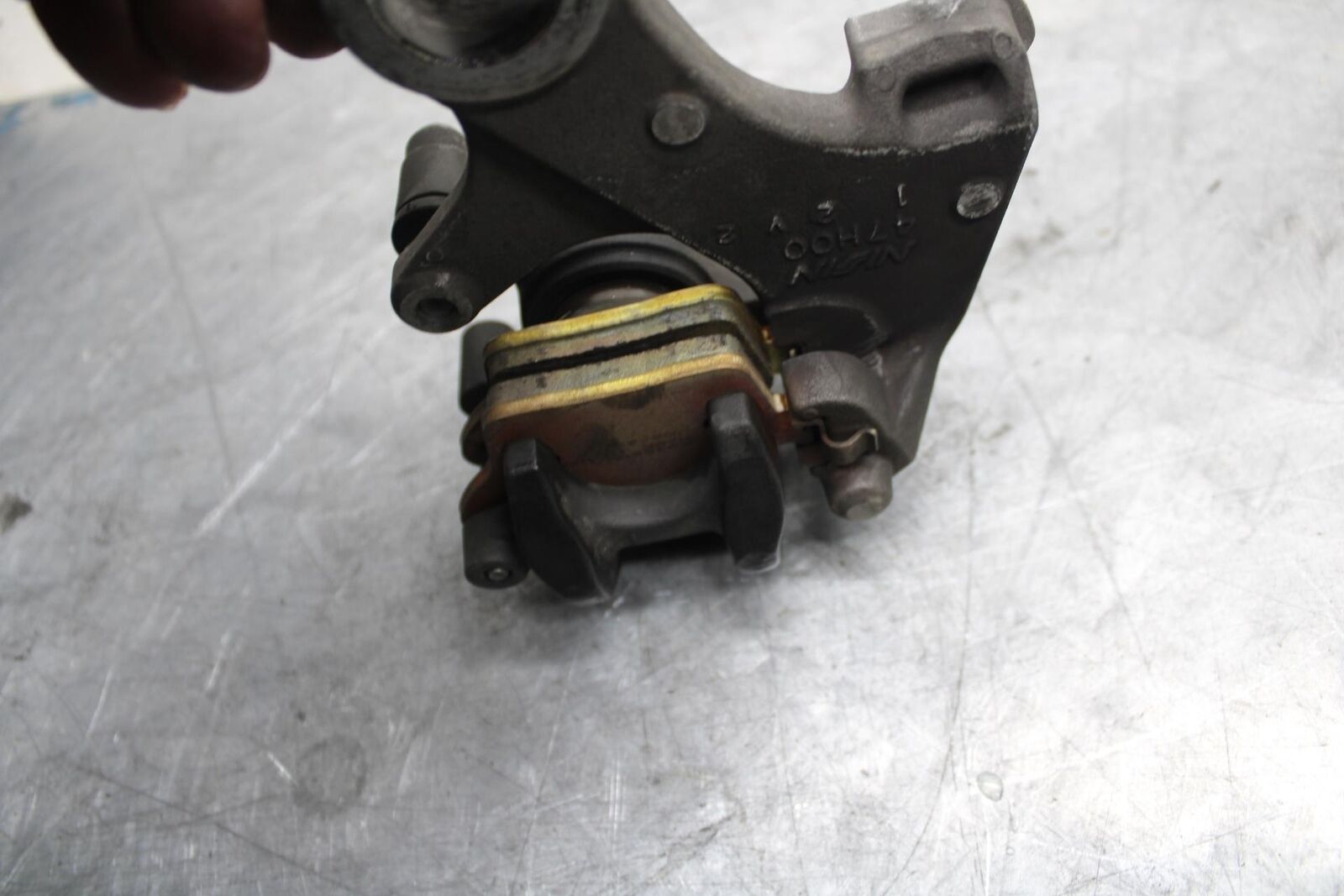 11-21 SUZUKI GSXR750 REAR  BRAKE CALIPER W MOUNT BRACKET 69100-47H10-999  BB474