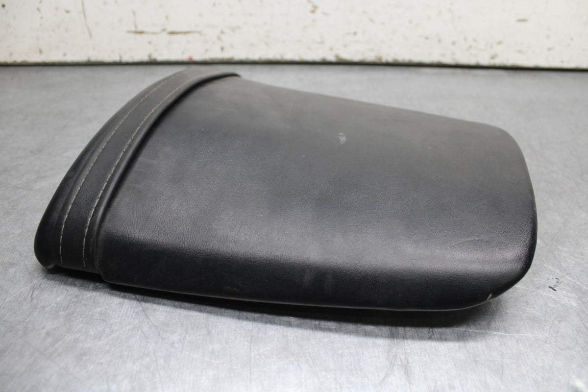 05-06 HONDA CBR600RR REAR BACK PASSENGER TANDEM SEAT PAD SADDLE PILLION BB727