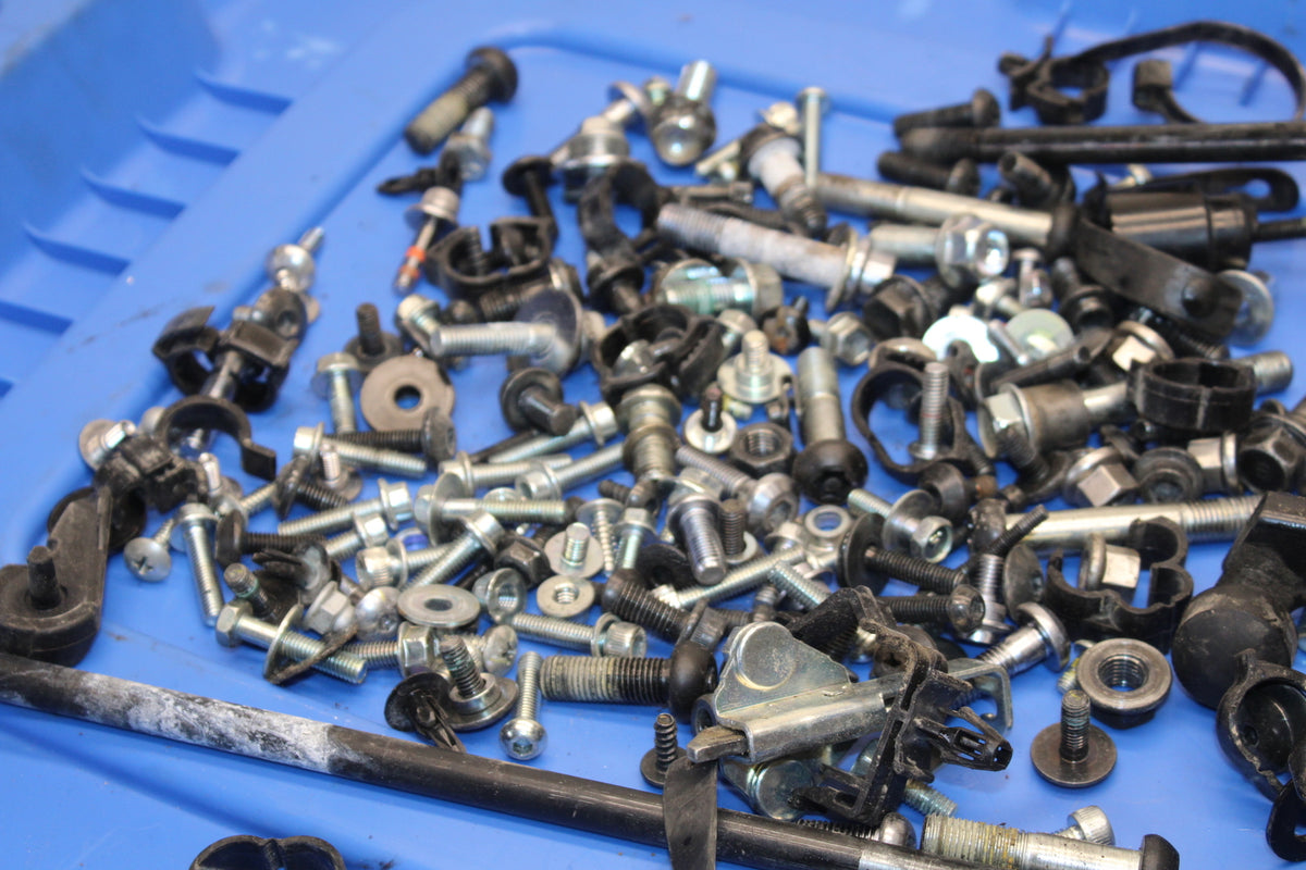 22-24 YAMAHA XSR900 MOUNTING BOLTS HARDWARE MOTOR SCREWS BB683