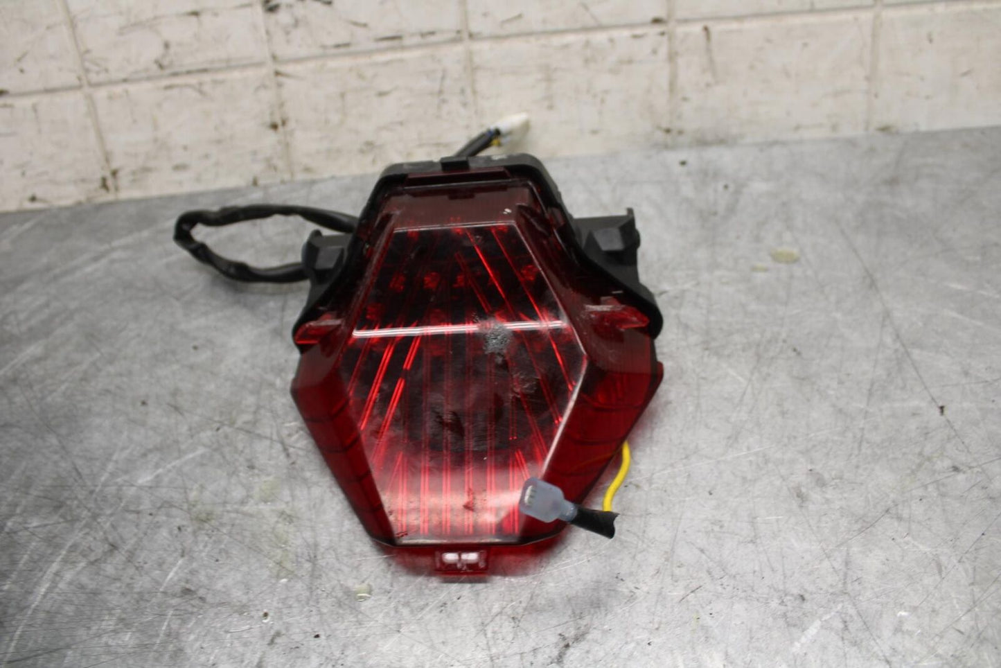 2015 Yamaha FZ07 REAR TAIL TAILLIGHT BACK BRAKE LIGHT 1WS-84710-00-00 BB531