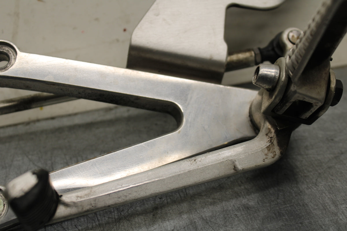 00-01 YAMAHA YZF R1 LEFT REARSET REAR SET DRIVER FOOT PEG REST STOP BB755