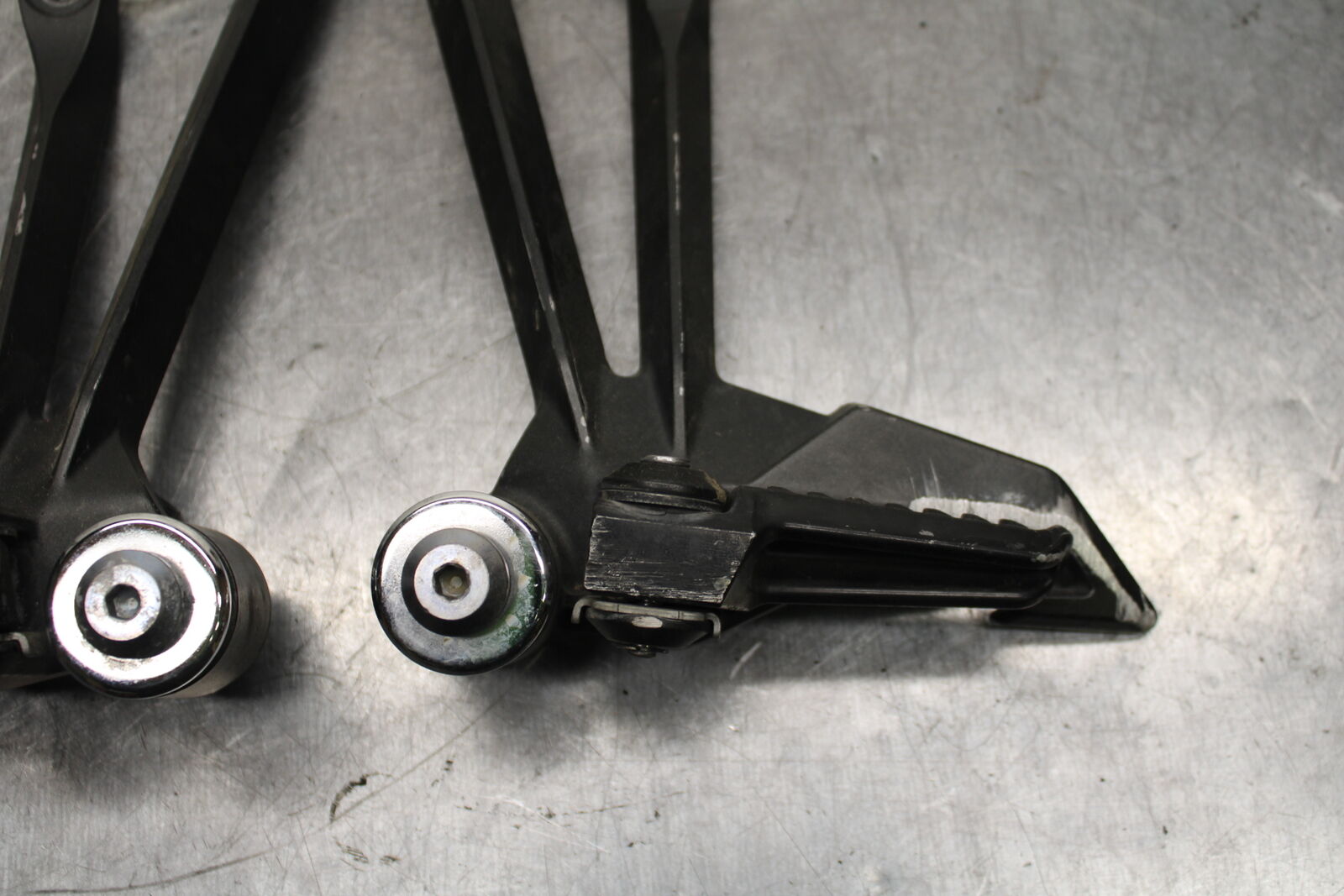 12-13 KAWASAKI Z1000 REAR BACK PASSENGER PEG SET PAIR BB743