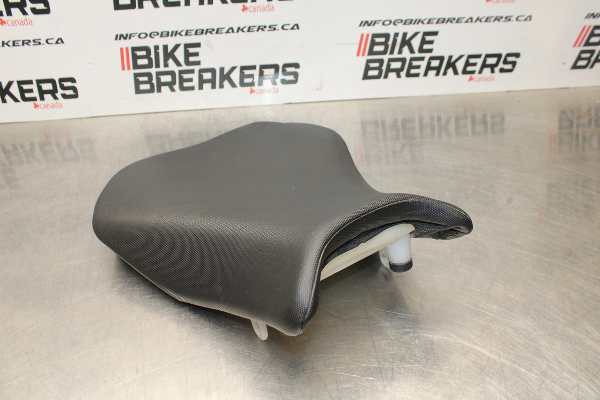 24-25 SUZUKI GSXR1000 FRONT DRIVERS SEAT PAD SADDLE PILLION BB767