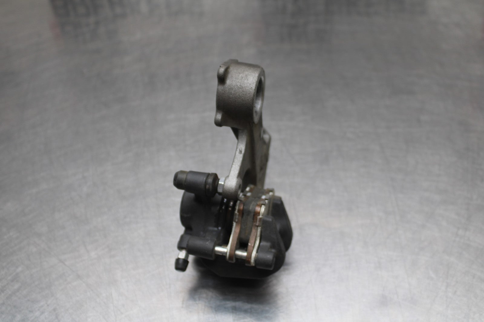 07 SUZUKI GSXR1000 REAR BACK BRAKE CALIPER W MOUNT BRACKET BB770