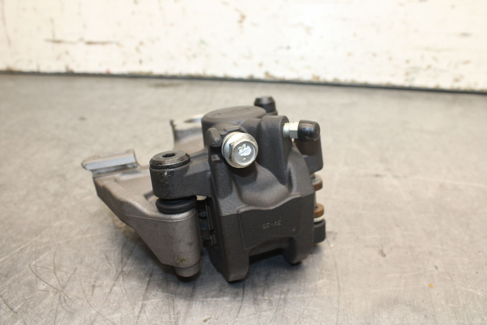 13 SUZUKI GSXR750 REAR BACK BRAKE CALIPER W MOUNT BRACKET BB110