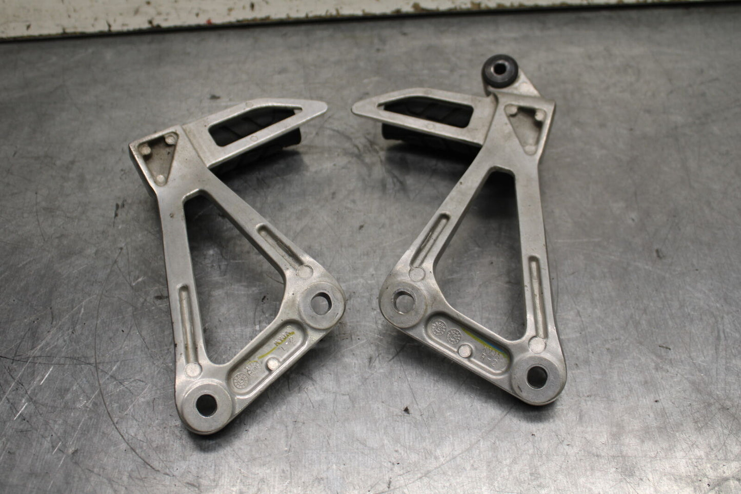 15-16 HONDA CB300F REAR BACK PASSENGER PEG SET PAIR BB740