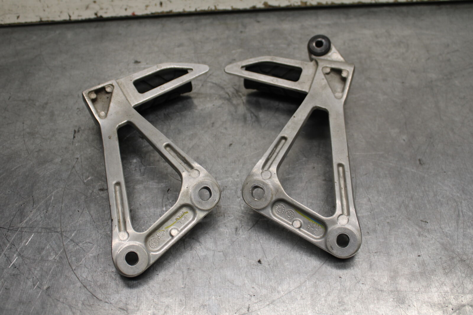 15-16 HONDA CB300F REAR BACK PASSENGER PEG SET PAIR BB740