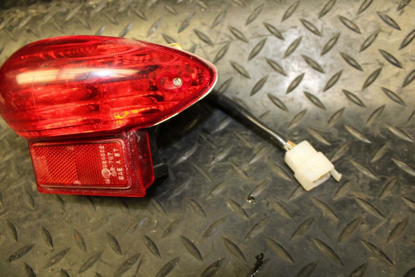 05-06 SUZUKI KATANA 750 GSX750F REAR TAIL TAILLIGHT BACK BRAKE LIGHT bb166