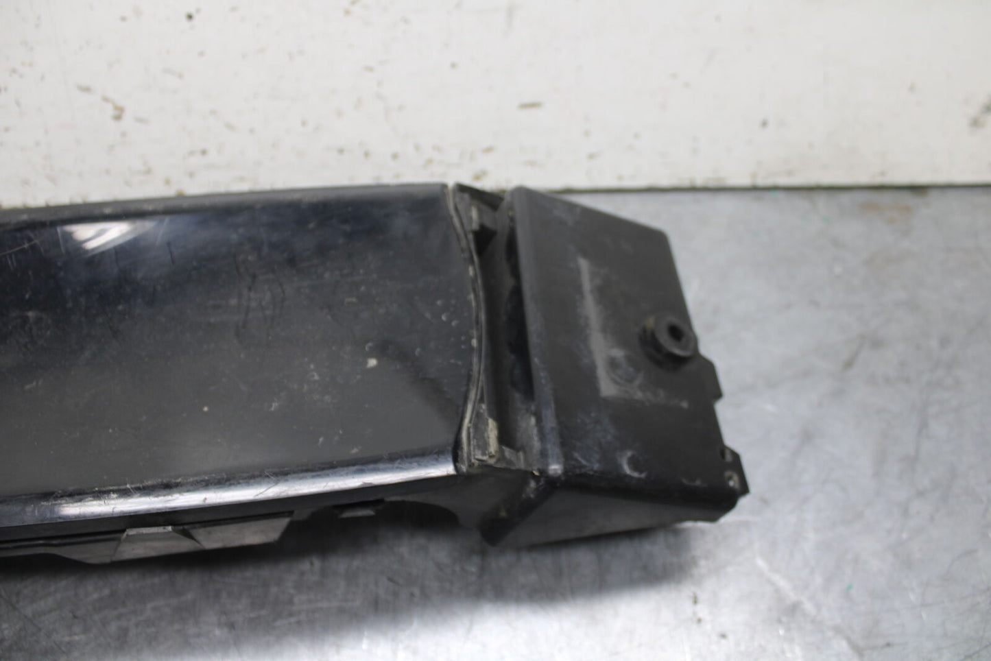 11-23 SUZUKI GSXR 750 REAR BACK TAIL UNDERTAIL BATTERY TRAY PLASTIC BB55