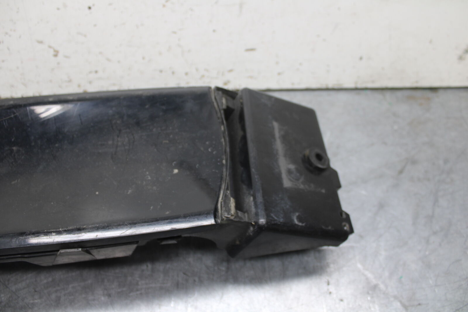 11-23 SUZUKI GSXR 750 REAR BACK TAIL UNDERTAIL BATTERY TRAY PLASTIC BB55