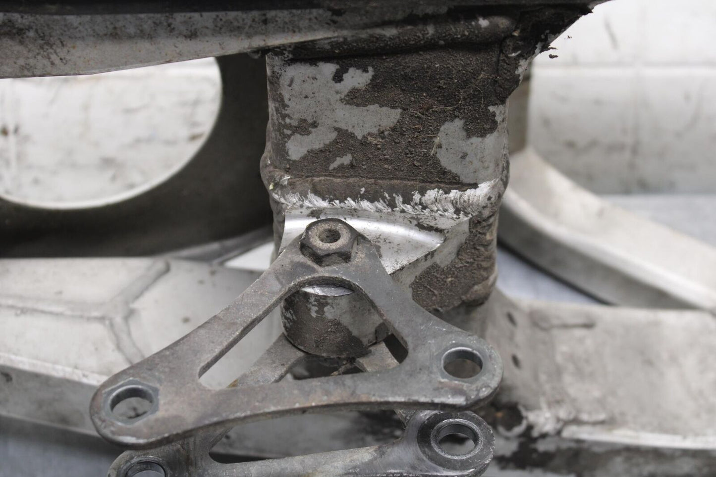 2000 Yamaha YZF R6 REAR SWINGARM BACK SUSPENSION 5EB-22110-01-00 BB558