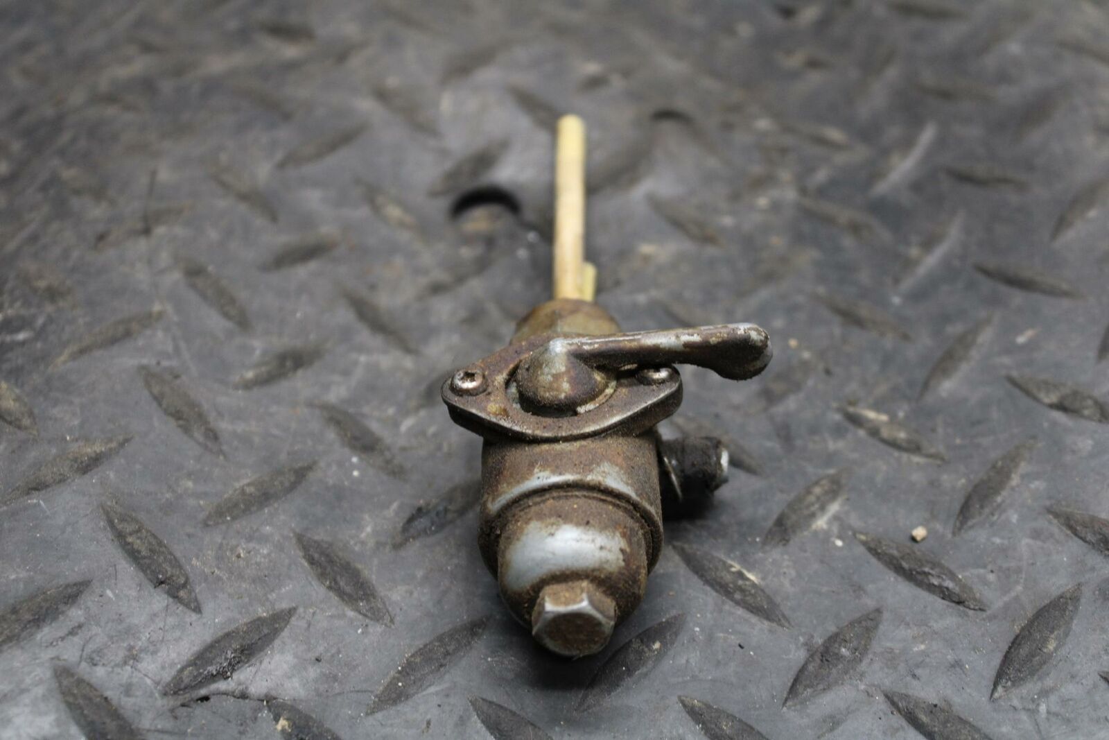 71 YAMAHA L5 GAS TANK FUEL COCK PETCOCK SHUT OFF VALVE BB230