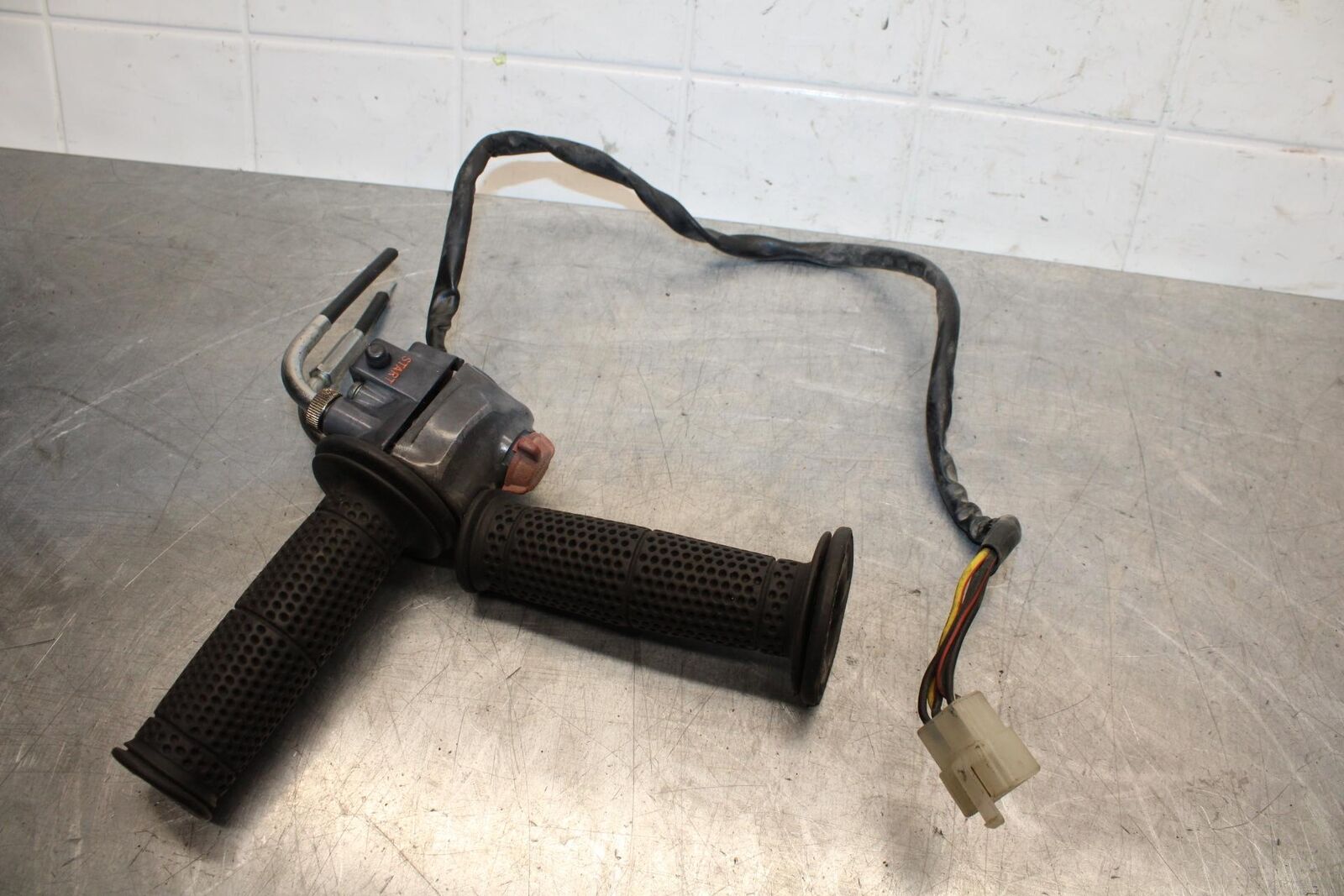 1977 Honda CB550K --- RIGHT CLIP ON HANDLE KILL OFF START SWITCH  BB592