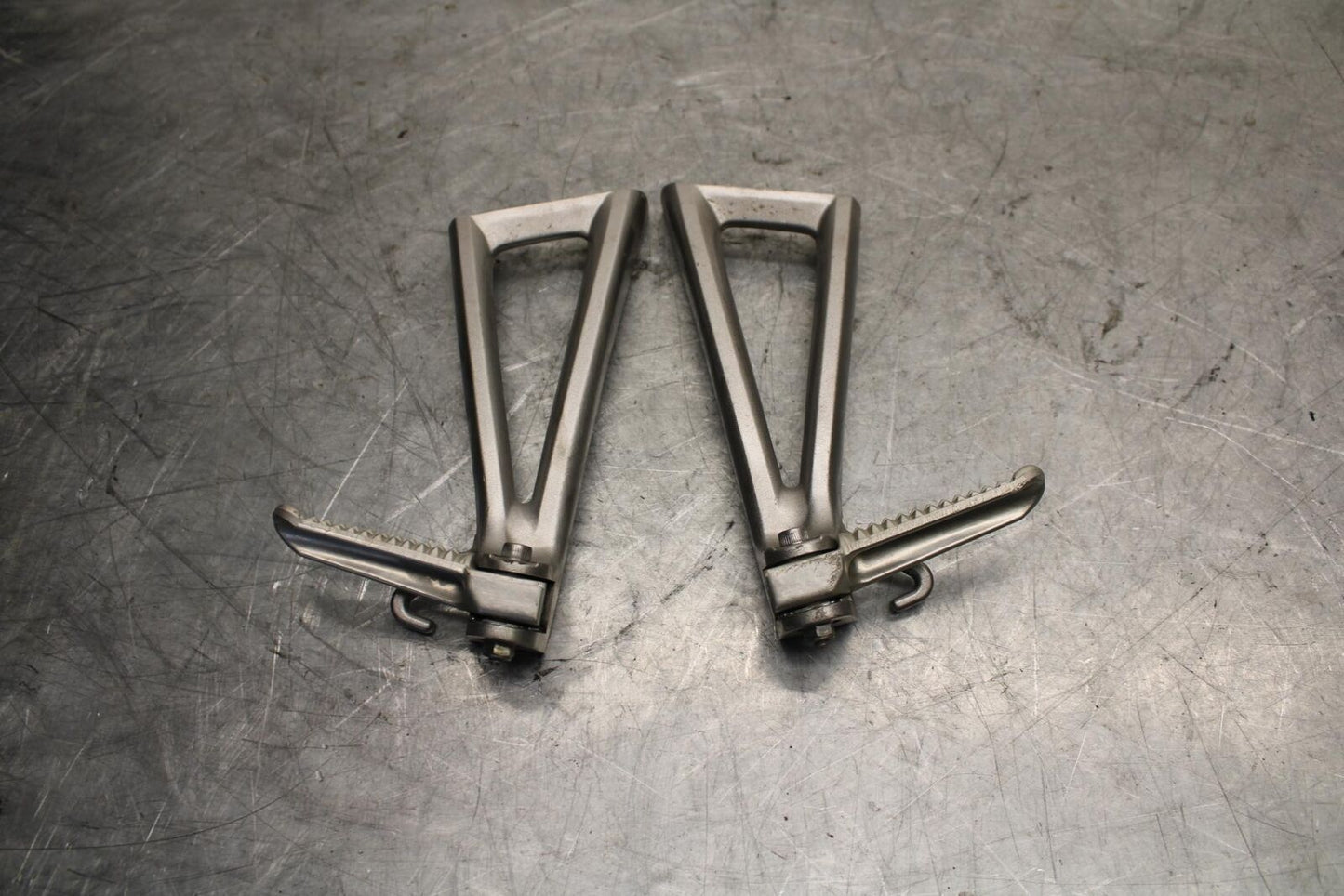 2007 Yamaha YZF R6 REAR BACK PASSENGER PEG SET PAIR 2C0-2741L-00-00 BB525