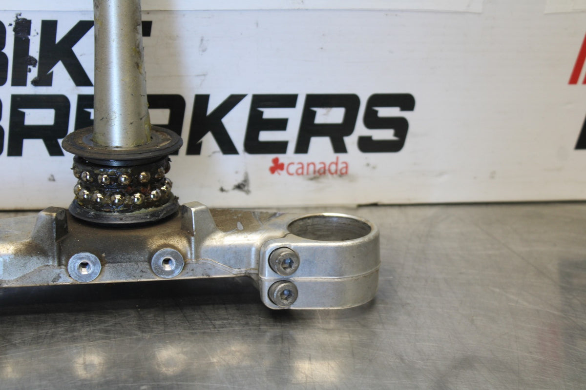 03-04 YAMAHA YZF R6 FRONT FORKS CLAMP LOWER TRIPLE TREE STEM BB890