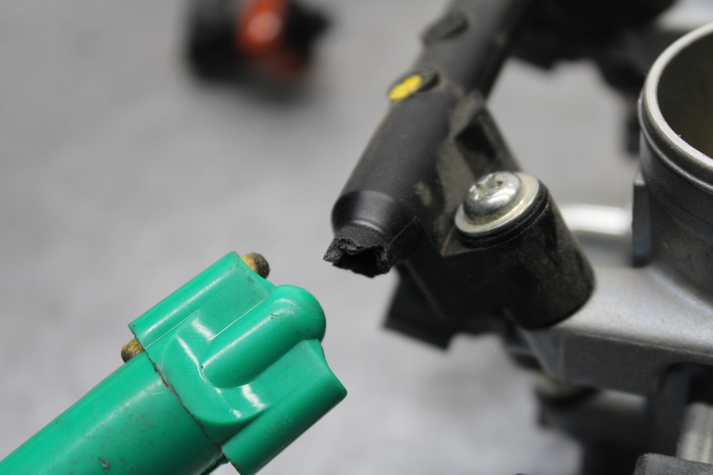 24 KAWASAKI NINJA 500 ABS MAIN FUEL INJECTORS / THROTTLE BODIES BB730