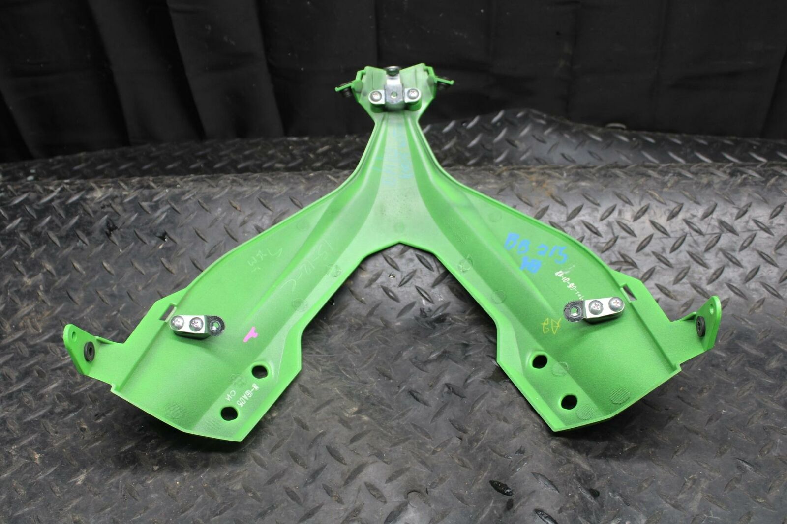 17 KAWASAKI NINJA 300 FRONT CENTER COWL FAIRING BB215