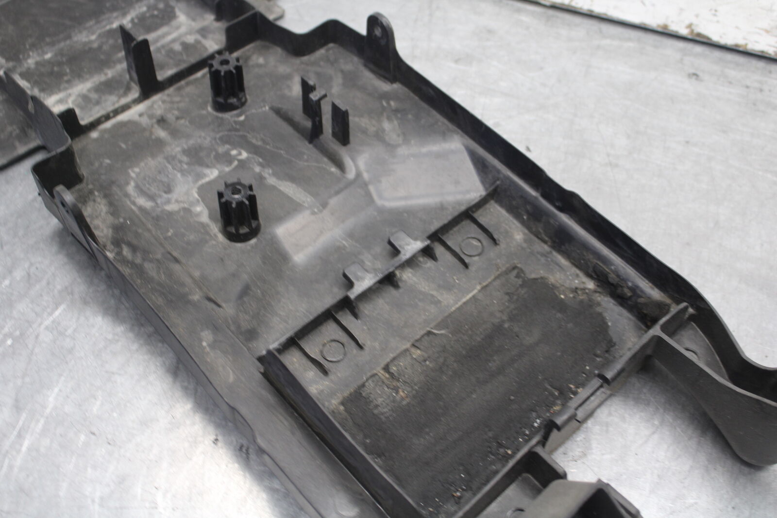 09-12 KAWASAKI NINJA ZX6R REAR BACK TAIL UNDERTAIL BATTERY TRAY PLASTIC BB698