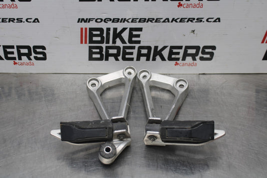 13-15 HONDA CBR500R REAR BACK PASSENGER PEG SET PAIR BB834