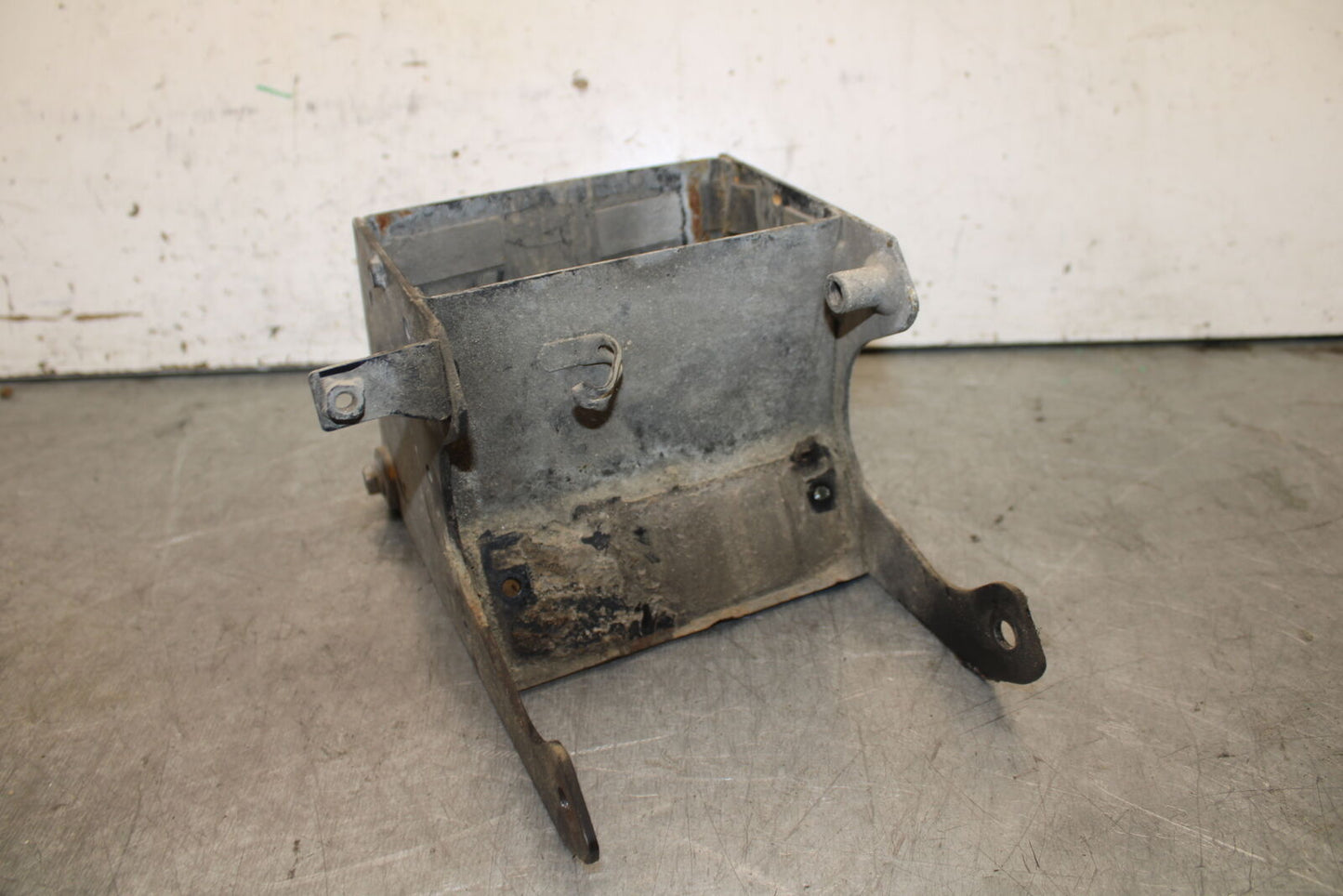 87-03 SUZUKI INTRUDER 1400 VS1400GLP BATTERY TRAY BOX HOLDER BB702