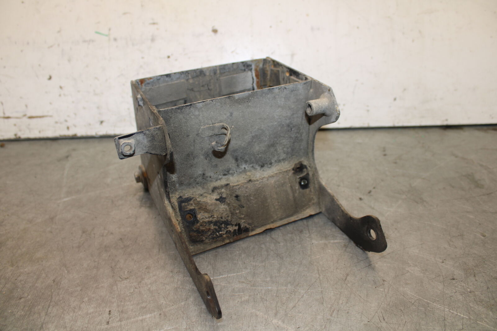 87-03 SUZUKI INTRUDER 1400 VS1400GLP BATTERY TRAY BOX HOLDER BB702