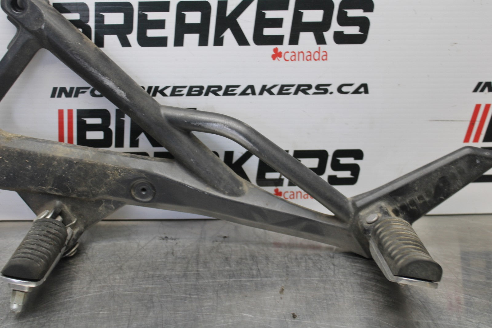 09-10 KAWASAKI ER-6N LEFT REARSET REAR SET DRIVER FOOT PEG REST STOP BB205