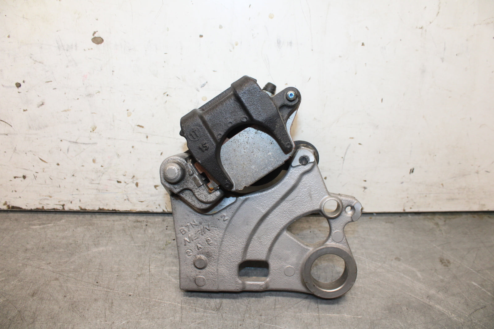 22-24 YAMAHA XSR900 REAR BACK BRAKE CALIPER W MOUNT BRACKET BB683