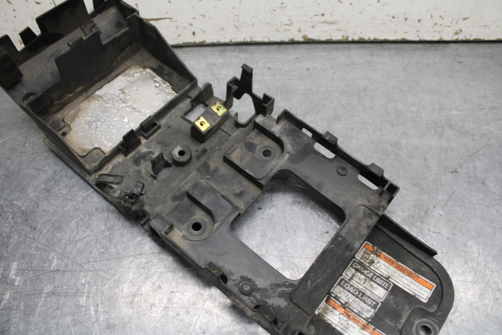 06 YAMAHA YZF R6 REAR BACK TAIL UNDERTAIL BATTERY TRAY PLASTIC BB716