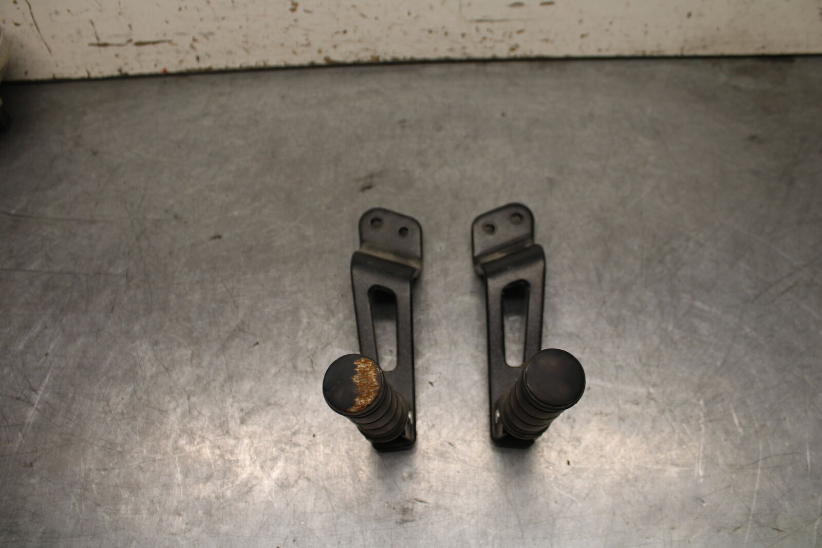 17-24 YAMAHA BOLT XVS950 REAR PASSENGER FOOT STEP PEG BB729