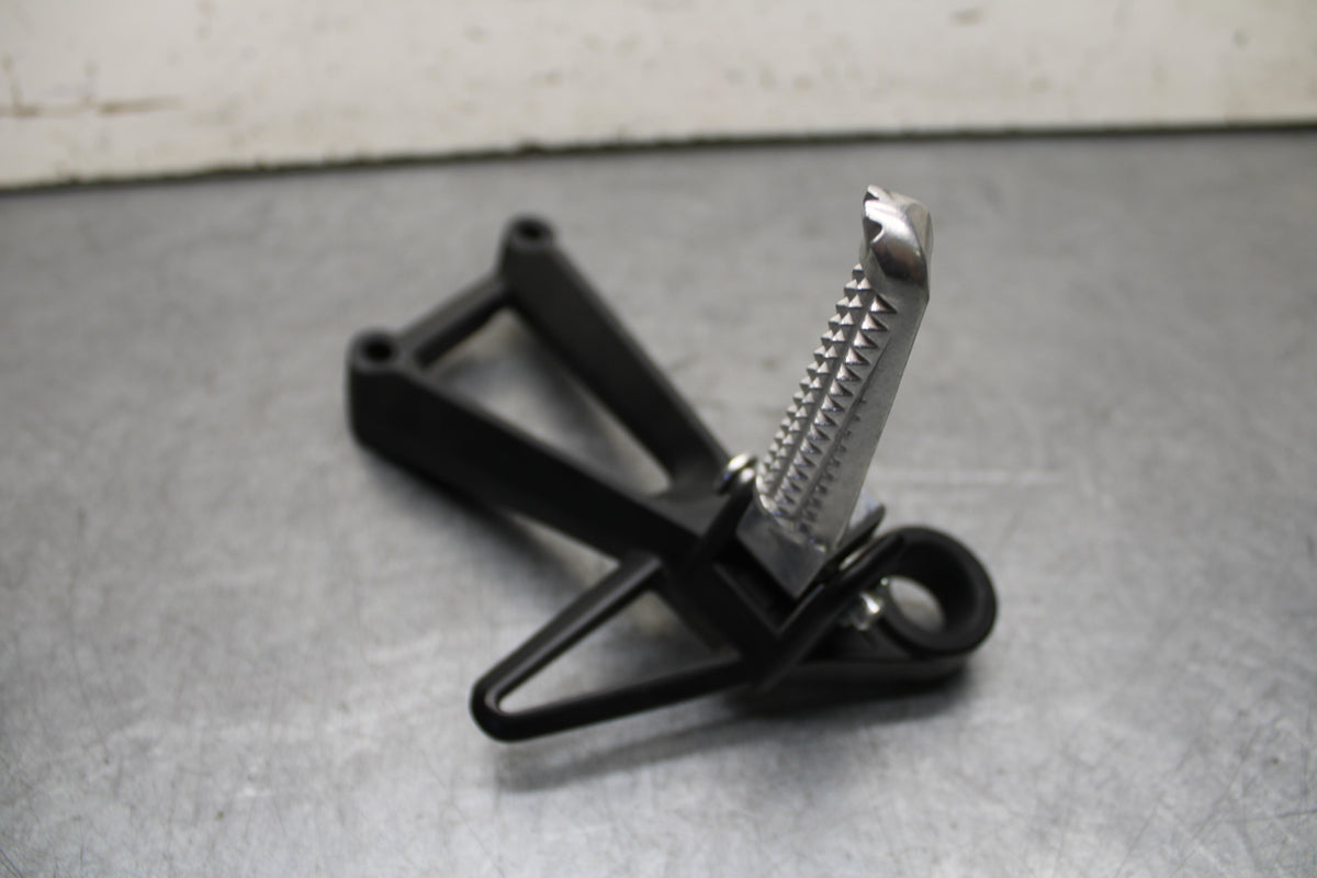 15-17 YAMAHA YZF R3 RIGHT REAR BACK PASSENGER PEG BB651