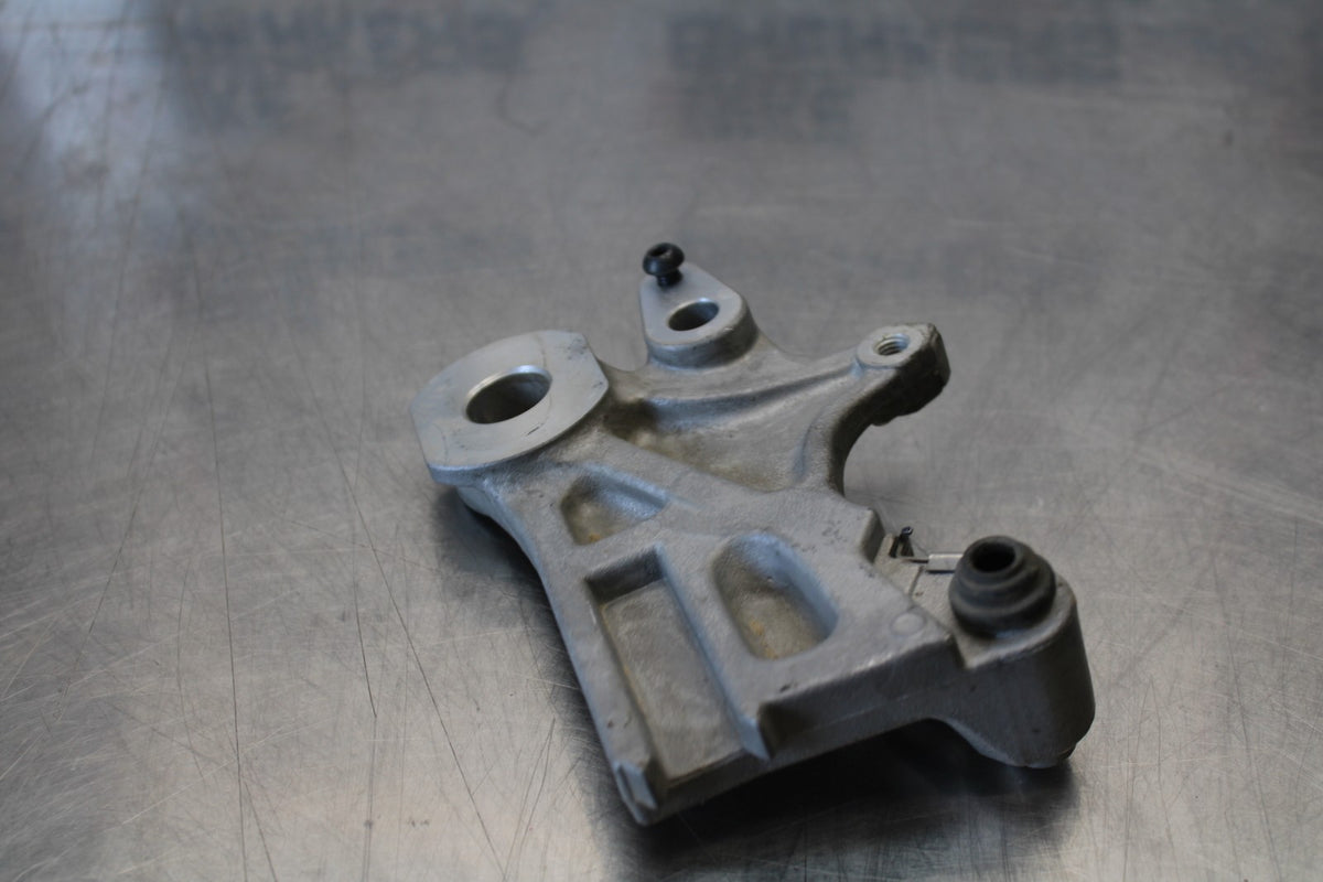 22-25 YAMAHA YZF R7 REAR BRAKE CALIPER HANGER BACK MOUNTING BRACKET BB176