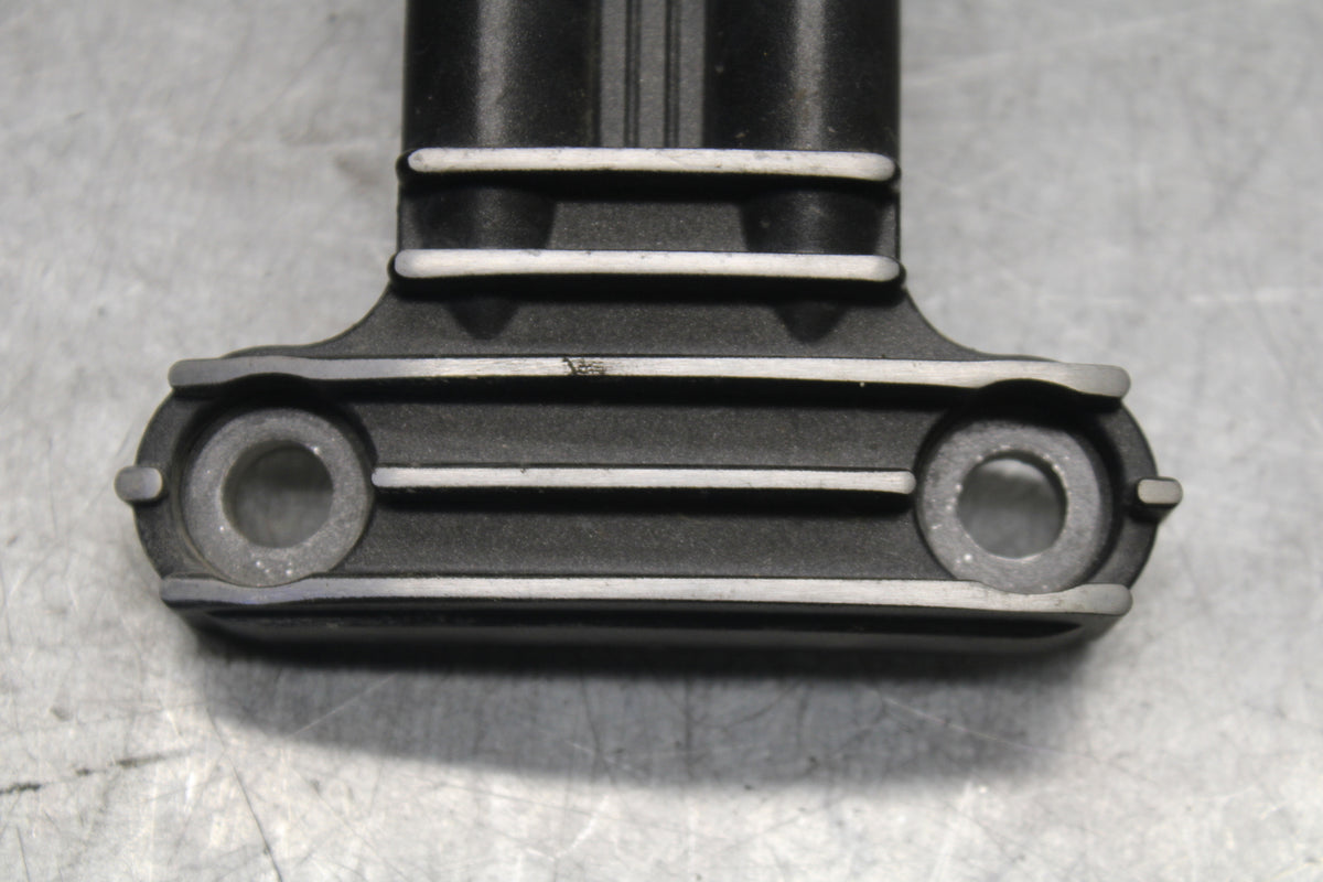 05-06 YAMAHA ROYAL STAR REAR PASSENGER FOOT STEP MOUNT BRACKET BB697