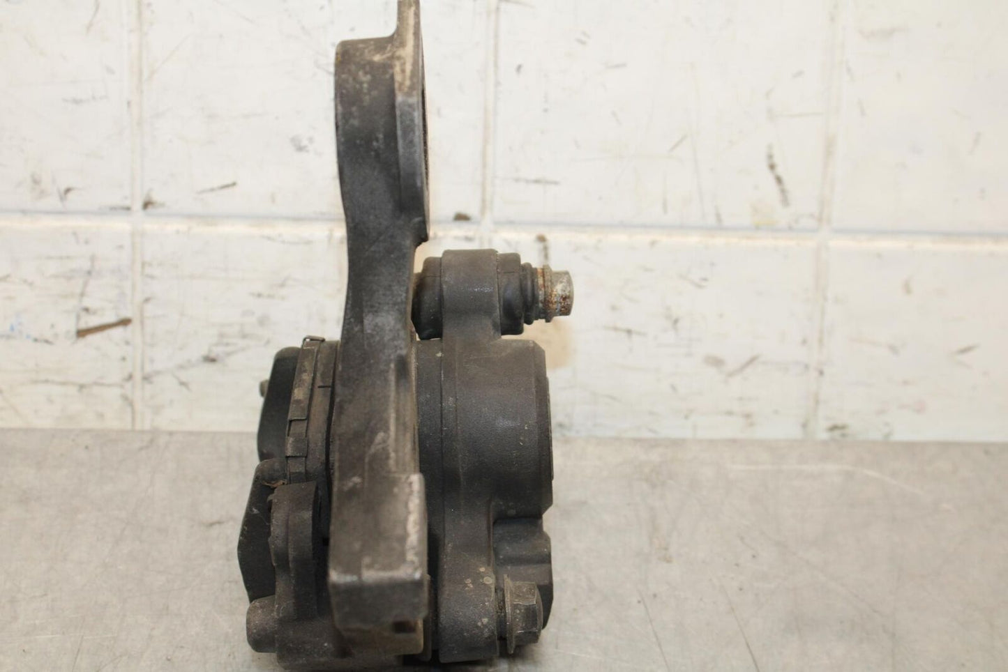 2005 Yamaha YZF R6 REAR BRAKE CALIPER W MOUNT BRACKET 5SL-2580W-00-00 BB62